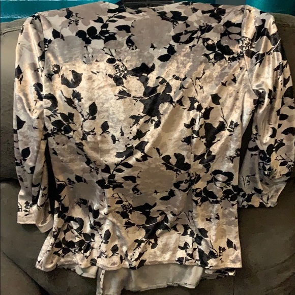 🌹Vintage 3/4 Black & Silver Velvety Top🌺 - Picture 3 of 8